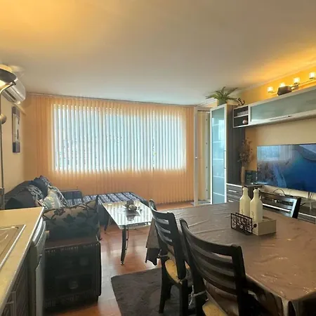 Bratanov Near Restaurant Djanny Apartamento *